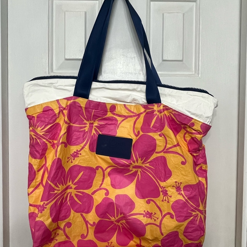 ALOHA Collection hibiscus day tripper splash proof tote